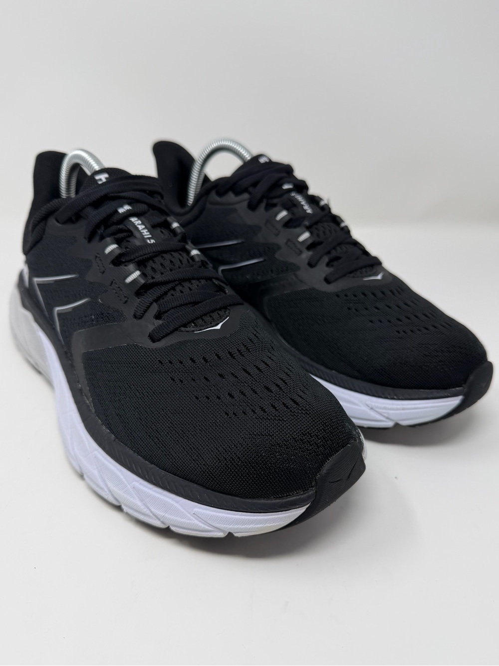 Hoka women’s Arahi 5 Black & White Athletic Running Shoes Sz.10